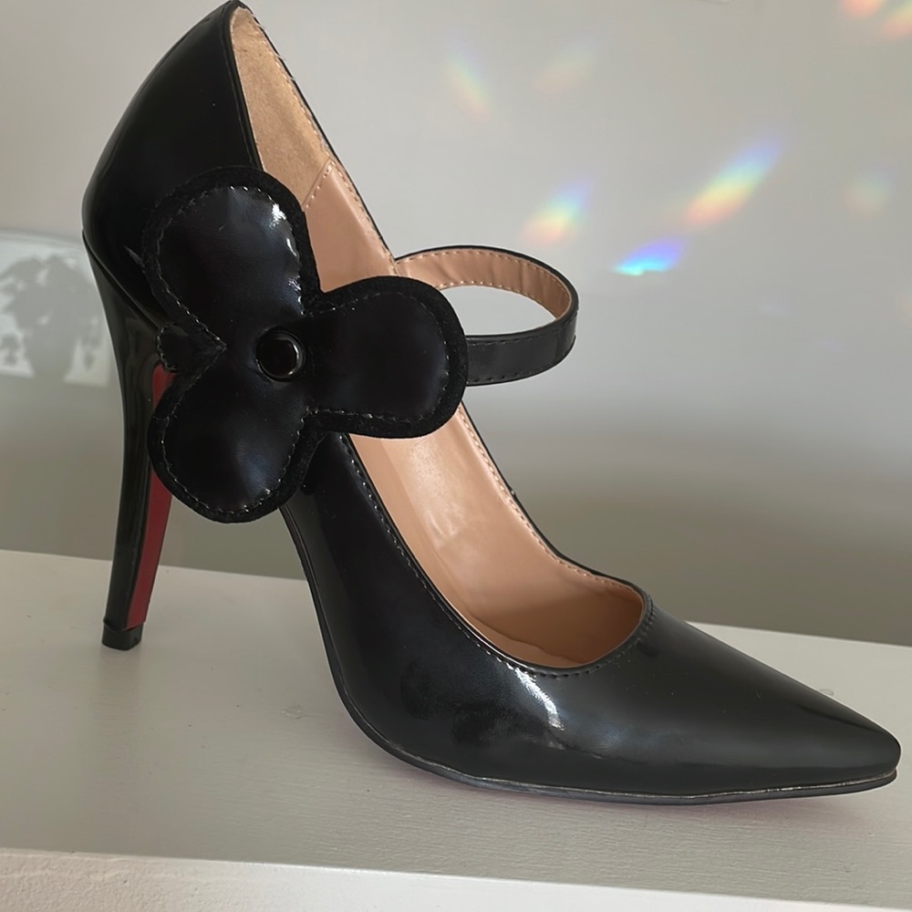 Brand new supposedly Christian Louboutin New never worn .Cant authenticate !